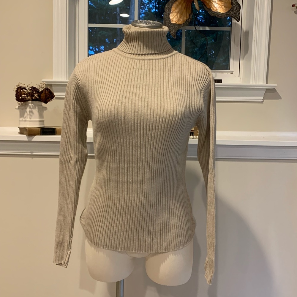 Classic wheat turtleneck 🌾